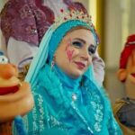 Shabnam Gholikhani Instagram - «نارگیل» ۱۸ شهریور می‌آید رونمایی از آنونس سریال «نارگیل» به کارگردانی مشترک سیدابراهیم عامریان و حمزه صالحی پنجشنبه‌ها پخش می‌شود. به گزارش روابط عمومی سریال، قسمت اول از سریال «نارگیل» از محصولات جدید فیلیمو پنجشنبه ۱۸ شهریور پخش می‌شود. این سریال خانوادگی که در فضای کودک و نوجوان ساخته شده است قرار است پنجشنبه‌ها منتشر شود. «نارگیل» نخستین تجربه مشترک کارگردانی سیدابراهیم عامریان و حمزه صالحی است که فضایی شاد و موزیکال دارد و با حضور سه عروسک مهمان خانه‌ها می‌شود. صداپیشگی عروسک‌ها را محمدرضا علیمردانی، هومن حاجی عبداللهی و مجید آقا کریمی برعهده دارند. مهدی فقیه، شبنم قلی خانی، بهنوش بختیاری، سام نوری، شهرزاد کمالزاده، سارا منجزی، حسین رفیعی، بهراد خرازی، تورج نصر، سارا روستاپور، احمد ایراندوست، میثم رستگاری، علی زیاری، امیرمحسن کوه گره با حضور آشا محرابی با هنرمندی سیروس همتی بازیگران این سریال نمایش خانگی هستند. همچنین ترنم کاظمی، مانی آخشی و رهام حیدر علی به عنوان بازیگران کودک در «نارگیل» حضور دارند. در خلاصه داستان این سریال که به قلم حمزه صالحی نوشته شده آمده است: هاله اشتباه بزرگی می‌کند و پدر و مادرش اسیر طلسم وروره می‌شوند. او برای نجات والدینش باید به همراه برادرهایش و سه عروسک به نامهای نارگیل و لنگه و لیوه به سفری جادویی برود. سفری هیجان‌انگیز اما پر از اتفاقات جادویی و دلهره آور… دیگر عوامل این سریال عبارتند از: مدیر برنامه ریزی و دستیار اول کارگردان: امیر علیازی، برنامه ریز: کیمیا محمودیان، عکاس: سارا براتی، مدیر تدارکات: مجید رنجبر، جانشین تولید: حمیدرضا اسماعیلی، عروسک گردان: پیمان فاطمی، طراحی و ساخت عروسک: علی اعتصامی فر، جلوه‌های ویژه بصری: اشکان چگنی، طراح صحنه: سعید هنرمند، طراح لباس: مهناز غنی، طراح چهره پردازی: میشا جودت، صدابردار: بابک اخوان، طراحی و ترکیب صدا: حسین ابوالصدق، آهنگساز: امیر توسلی، تدوین: حسن ایوبی، مدیر فیلمبرداری: سید میلاد حسینی، مدیر تولید: سید حمید رضا اطیابی، مجری طرح: مریم رحیمی. #فيلم #سريال #شبنم_قلی_خانی