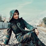 Shabnam Gholikhani Instagram - 🍃 🌸 خوشبختی چیزی نیست که بخواهی آن را به تملک خود درآوری خوشبختی کیفیتِ تفکر است حالت روحی‌ست‌،خوشبختی وابسته به جهان درون توست. چقدر با اين مطلب موافقي؟؟☝🏼 #شبنم_قلی_خانی #خوشبختی #زندگي_شاد #shabnamgholikhani #life @studiodeera پشت صحنه #سريال #قصه_هزار_افسون كارگردان:سعيد_عباسي