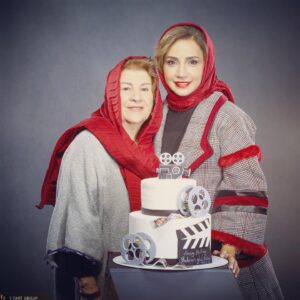Shabnam Gholikhani Instagram - چه حسی بهتر از داشتن عزیزانی که همیشه لطفشان شامل حالم شده ، خانواده ام، دوستانم، همکارانم ، هنرجویانم و فن پیج های با محبتم که از یک هفته پیش من را شرمنده کردند ، عکسها را به احترام خاطره این یک هفته با شما شریک میشوم.
#آبانماهی #آبان۱۴۰۰ #شبنم_قلی_خانی #دوستان_خوب #فن_پیج #هنرجویان_تئاتر #مادرانه
#shabnamgholikhani 
@amirrezarayati1 📸