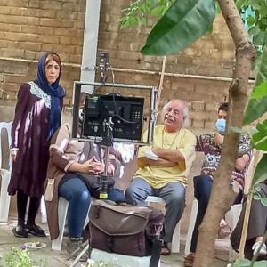 Shaghayegh Farahani Instagram - .
شقایق و آذرخش فراهانی بازیگر «مهمانی از کارائیب» شدند/ ویدیوی تست لباس و گریم
.
به گزارش مشاور رسانه‌ای پروژه، #شقایق_فراهانی همراه با برادرش #آذرخش_فراهانی در فیلم سینمایی #مهمانی_از_کارائیب به کارگردانی #بهزاد_فراهانی، سرمایه گذاری امیرخانی و تهیه‌کنندگی #شهرام_گیل_آبادی به ایفای نقش می‌پردازند.
.
«مهمانی از کارائیب» اولین تجربه فراهانی در مقام کارگردانی است که قصه‌ای عاشقانه را روایت می‌کند. فراهانی فیلمنامه این اثر را بر اساس رمان «مهمانی از کارائیب – شبی با کاسترو» به قلم خودش نوشته و حمیدرضا قطبی نیز به عنوان مشاور کارگردان او را همراهی کرده است. 
.
تاکنون رضا بابک، شقایق فراهانی و آذرخش فراهانی مقابل دوربین مرتضی پورصمدی رفته‌اند و بازیگران متعدد دیگری نیز در ادامه کار به جمع هنرمندان این اثر عاشقانه اضافه خواهند شد.
لوکیشن اصلی این فیلم در فضا و موقعیتی مملو از صمیمیت و مهربانی معماری ایرانی است و احساسی عاشقانه را در فضای دیداری ایجاد می‌کند.
.
شهرام متولی‌باشی مدیر صدابرداری، محسن صادقی‌نسب سرپرست گروه کارگردانی، مهدی سهرابی دستیار یک کارگردان و برنامه‌ریز، نوید فرح‌مرزی طراح چهره‌پردازی، مرجان گلزار طراح صحنه و لباس، جواد راهزانی مدیر تولید، رویا بابابیگی منشی صحنه، احسان میقانی مدیر تدارکات، حبیب مجیدی عکاس، مهدی گودرزی فیلمبردار پشت صحنه و مریم قربانی نیا مشاور رسانه‌ای این فیلم هستند.

در خلاصه داستان «مهمانی از کارائیب» آمده است: «خیاطی کارکشته عاشق بانویی شده که همسرش را اعدام كرده‌اند. خياط به دلیل دلبستگی به رفاقت با دوستش، شجاعت بیان این عاشقانگی را ندارد و بانو نیز به دلیل وفاداری به شوی رفته‌اش دهان می‌بندد و دل را لجام می‌زند. این عشق پنهان داستان ناتمام بسیاری از مردان و زنان شرقى است؛ عشق‌هايى كه سرانجامش را باید در فلسفه شرق جست...».

: 
@mehmani_az_caraib
.
@shahramgilabadi
@behzad_farahani_orginal
@babakreza20
@shaghayeghfarahani
@azarakhsh1
@javad_ra