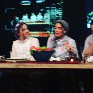 Shaghayegh Farahani Instagram - 🎭سولد آوت شدن آخرين اجراهاى نمايش «نيمه تاريك ماه» و شروع پيش فروش جديد
.
.
▪با سولدآوت شدن و فروش تمامى بليت هاى اجراهاى اخير نمايش #نيمه_تاريك_ماه، سايت تيوال براى پيش فروش روزهاى چهارشنبه، پنجشنبه و جمعه  اين هفته باز شد.
.
.
براى تهيه بليت هاى باقى مانده اجراهاى آخرهفته «نيمه تاريك ماه» به سايت تيوال مراجعه كنيد.
.
▪اثرى ديدنى از: #داود_بنى_اردلان
.
.
▪بازیگران به ترتیب حروف الفبا: #المیرا_دهقانی #بهزاد_عمرانی #هانا_کامکار #سام_کبودوند #حسين_كشفى_اصل #نیکی_مظفری #جواد_مولانیا
.
.
▪اقتباسى متفاوت از فيلم «غريبه هاى كامل»
.
. ▪عكس ها: شيرين جهان زاده-راضيه بنى اردلان @raziehbaniardalan
‏@shirin.jahanzadeh
.
.
.
‏@zollanvari_carpets
‏@kevazingo_interior
‏@davoodbaniardalan
‏@hanakamkar
‏@h_kashfiasl
‏@sam_kaboudvand
‏@elmiradehghani
‏@nikimozaffari
‏@javadmolania
‏@behzadomrani
‏@leila.jafariiii
‏@nima.mohebbi
‏@nedasorme
‏‏@Parishad.mostowfi
‏@farnoush_aba
.
.
#مد_یا_مصرفگرایی#تئاتر#تياتر#تئاترخوب_ببينيم#داوود_بنى_اردلان#نمايش#روانشناسى#تئاتربازها#تهران#ايران#تالارحافظ#تیاتریها#بازيگر#بازيگر_تياتر#فرش_دستباف_ذوالانواری#كوازينگو
‏#theatre
‏#zollanvari
‏#kevazingo_interior ‏ ‏
‏
