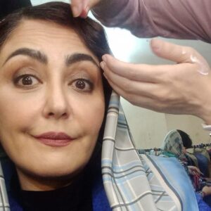 Shaghayegh Farahani Instagram - .
شقایق و آذرخش فراهانی بازیگر «مهمانی از کارائیب» شدند/ ویدیوی تست لباس و گریم
.
به گزارش مشاور رسانه‌ای پروژه، #شقایق_فراهانی همراه با برادرش #آذرخش_فراهانی در فیلم سینمایی #مهمانی_از_کارائیب به کارگردانی #بهزاد_فراهانی، سرمایه گذاری امیرخانی و تهیه‌کنندگی #شهرام_گیل_آبادی به ایفای نقش می‌پردازند.
.
«مهمانی از کارائیب» اولین تجربه فراهانی در مقام کارگردانی است که قصه‌ای عاشقانه را روایت می‌کند. فراهانی فیلمنامه این اثر را بر اساس رمان «مهمانی از کارائیب – شبی با کاسترو» به قلم خودش نوشته و حمیدرضا قطبی نیز به عنوان مشاور کارگردان او را همراهی کرده است. 
.
تاکنون رضا بابک، شقایق فراهانی و آذرخش فراهانی مقابل دوربین مرتضی پورصمدی رفته‌اند و بازیگران متعدد دیگری نیز در ادامه کار به جمع هنرمندان این اثر عاشقانه اضافه خواهند شد.
لوکیشن اصلی این فیلم در فضا و موقعیتی مملو از صمیمیت و مهربانی معماری ایرانی است و احساسی عاشقانه را در فضای دیداری ایجاد می‌کند.
.
شهرام متولی‌باشی مدیر صدابرداری، محسن صادقی‌نسب سرپرست گروه کارگردانی، مهدی سهرابی دستیار یک کارگردان و برنامه‌ریز، نوید فرح‌مرزی طراح چهره‌پردازی، مرجان گلزار طراح صحنه و لباس، جواد راهزانی مدیر تولید، رویا بابابیگی منشی صحنه، احسان میقانی مدیر تدارکات، حبیب مجیدی عکاس، مهدی گودرزی فیلمبردار پشت صحنه و مریم قربانی نیا مشاور رسانه‌ای این فیلم هستند.

در خلاصه داستان «مهمانی از کارائیب» آمده است: «خیاطی کارکشته عاشق بانویی شده که همسرش را اعدام كرده‌اند. خياط به دلیل دلبستگی به رفاقت با دوستش، شجاعت بیان این عاشقانگی را ندارد و بانو نیز به دلیل وفاداری به شوی رفته‌اش دهان می‌بندد و دل را لجام می‌زند. این عشق پنهان داستان ناتمام بسیاری از مردان و زنان شرقى است؛ عشق‌هايى كه سرانجامش را باید در فلسفه شرق جست...».

: 
@mehmani_az_caraib
.
@shahramgilabadi
@behzad_farahani_orginal
@babakreza20
@shaghayeghfarahani
@azarakhsh1
@javad_ra