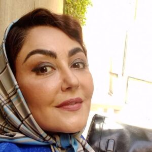 Shaghayegh Farahani Instagram - .
شقایق و آذرخش فراهانی بازیگر «مهمانی از کارائیب» شدند/ ویدیوی تست لباس و گریم
.
به گزارش مشاور رسانه‌ای پروژه، #شقایق_فراهانی همراه با برادرش #آذرخش_فراهانی در فیلم سینمایی #مهمانی_از_کارائیب به کارگردانی #بهزاد_فراهانی، سرمایه گذاری امیرخانی و تهیه‌کنندگی #شهرام_گیل_آبادی به ایفای نقش می‌پردازند.
.
«مهمانی از کارائیب» اولین تجربه فراهانی در مقام کارگردانی است که قصه‌ای عاشقانه را روایت می‌کند. فراهانی فیلمنامه این اثر را بر اساس رمان «مهمانی از کارائیب – شبی با کاسترو» به قلم خودش نوشته و حمیدرضا قطبی نیز به عنوان مشاور کارگردان او را همراهی کرده است. 
.
تاکنون رضا بابک، شقایق فراهانی و آذرخش فراهانی مقابل دوربین مرتضی پورصمدی رفته‌اند و بازیگران متعدد دیگری نیز در ادامه کار به جمع هنرمندان این اثر عاشقانه اضافه خواهند شد.
لوکیشن اصلی این فیلم در فضا و موقعیتی مملو از صمیمیت و مهربانی معماری ایرانی است و احساسی عاشقانه را در فضای دیداری ایجاد می‌کند.
.
شهرام متولی‌باشی مدیر صدابرداری، محسن صادقی‌نسب سرپرست گروه کارگردانی، مهدی سهرابی دستیار یک کارگردان و برنامه‌ریز، نوید فرح‌مرزی طراح چهره‌پردازی، مرجان گلزار طراح صحنه و لباس، جواد راهزانی مدیر تولید، رویا بابابیگی منشی صحنه، احسان میقانی مدیر تدارکات، حبیب مجیدی عکاس، مهدی گودرزی فیلمبردار پشت صحنه و مریم قربانی نیا مشاور رسانه‌ای این فیلم هستند.

در خلاصه داستان «مهمانی از کارائیب» آمده است: «خیاطی کارکشته عاشق بانویی شده که همسرش را اعدام كرده‌اند. خياط به دلیل دلبستگی به رفاقت با دوستش، شجاعت بیان این عاشقانگی را ندارد و بانو نیز به دلیل وفاداری به شوی رفته‌اش دهان می‌بندد و دل را لجام می‌زند. این عشق پنهان داستان ناتمام بسیاری از مردان و زنان شرقى است؛ عشق‌هايى كه سرانجامش را باید در فلسفه شرق جست...».

: 
@mehmani_az_caraib
.
@shahramgilabadi
@behzad_farahani_orginal
@babakreza20
@shaghayeghfarahani
@azarakhsh1
@javad_ra