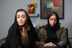 Shaghayegh Farahani Instagram - فیلمی با بازی شقایق فراهانی لاله اسکندری، و...
«پروانه» آماده نمایش شد
فیلم کوتاه «پروانه» با اتمام کامل مراحل فنی برای حضور در فستیوال‌های خارجی آماده نمایش شده است.
به گزارش مشاور رسانه‌ای پروژه، مراحل فنی فیلم کوتاه «پروانه» ساخته مسعود حقی و به تهیه‌کنندگی سجاد مرادی به تازگی به اتمام رسیده و این فیلم قرار است در چند فستیوال مطرح خارجی به نمایش درآید. فیلمبرداری این فیلم اواخر زمستان سال گذشته در تهران انجام شد ولی با توجه به شیوع ویروس کرونا، مراحل فنی مقداری با تعویق به پایان رسید.
شقایق فراهانی، لاله اسکندری، روژین صدرزاده بازیگران اصلی این فیلم کوتاه هستند. 
این فیلم مضمونی اجتماعی دارد و داستانش درباره دختری به نام پروانه است که چند ماهی در خود فرو رفته و حرفی نمی‌زند. او سرانجام با همراهی مشاور روانپزشک خود پرده از رازی برمی‌دارد که خط اصلی داستان فیلم را تشکیل می‌دهد.
«پروانه» اولین ساخته مسعود حقی محسوب می‌شود که پیش از این به عنوان دستیار کارگردان و برنامه‌ریز با کارگردانان مطرحی چون حسن فتحی، فریدون فرهودی، قاسم جعفری، علیرضا فرید و... تجربه همکاری داشته است. وی فعالیت هنری خود را از سال ۷۱ از تئاتر آغاز کرد و چندین نمایش را نیز به عنوان بازیگر و کارگردان روی صحنه برد و در بسیاری از مجموعه‌های تلویزیونی نیز به عنوان دستیار کارگردان و برنامه‌ریز حضور داشته است.
دیگر عوامل «پروانه» عبارتند از: نویسندگان: مهیار محمودیه، مهران مرادی، مدیر فیلمبرداری: ابوالفضل نباتی، طراح گریم: مهیاد میّمی، مدیر صدابرداری: علی کاظمی، طراح صحنه و لباس: شهرام غدیری، مدیر برنامه‌ریزی: اتا حسینی، منشی صحنه: مژگان طاهرپور، دستیار کارگردان: پیمان جمشیدی، مشاور رسانه‌ای: امین اعتمادی‌مجد، عکاس و تصویربردار پشت صحنه: پوریا نوری، مدیر تولید: حامد مرادی، جانشین تولید: حسین شاکری، تدوینگر: روزبه کلباسی، طراحی و ترکیب صدا: نسیم اشرفیان، آهنگساز: رضا خسروی، مدیر تدارکات: عباس خدیری، مشاور فیلمنامه: دکتر اعظم برهان، دستیاران فیلمبردار: اشکان کلهری، حسین درویشی، دستیار نور: مسعود معصومی، طراح پوستر: علی امیری، پخش خارجی: سولماز اعتماد، ترجمه: حسن شرف‌الدین، زیرنویس: رضا تاریوردی، دستیار تدوین: محمد بیات، مجری گریم: فریبا مالکی، دستیار صحنه: سامان کهزادی، دستیار لباس: سحر تیموری، دستیار صدا: متین فروزمند، گروه تدارکات: ارکان تیموری، محمد غلامیان، سایر بازیگران: عسل عرب، اَتا حسینی، ماریا نارویی، غلامحسین فراهانی، حدیث کاملی، حمل و نقل: غلامرضا بندار، همایون بندار، هادی کریمی، سینه موبی
