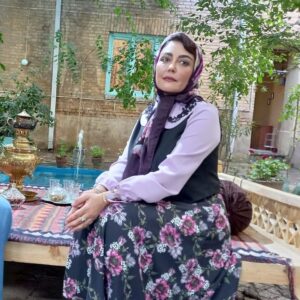 Shaghayegh Farahani Instagram - .
شقایق و آذرخش فراهانی بازیگر «مهمانی از کارائیب» شدند/ ویدیوی تست لباس و گریم
.
به گزارش مشاور رسانه‌ای پروژه، #شقایق_فراهانی همراه با برادرش #آذرخش_فراهانی در فیلم سینمایی #مهمانی_از_کارائیب به کارگردانی #بهزاد_فراهانی، سرمایه گذاری امیرخانی و تهیه‌کنندگی #شهرام_گیل_آبادی به ایفای نقش می‌پردازند.
.
«مهمانی از کارائیب» اولین تجربه فراهانی در مقام کارگردانی است که قصه‌ای عاشقانه را روایت می‌کند. فراهانی فیلمنامه این اثر را بر اساس رمان «مهمانی از کارائیب – شبی با کاسترو» به قلم خودش نوشته و حمیدرضا قطبی نیز به عنوان مشاور کارگردان او را همراهی کرده است. 
.
تاکنون رضا بابک، شقایق فراهانی و آذرخش فراهانی مقابل دوربین مرتضی پورصمدی رفته‌اند و بازیگران متعدد دیگری نیز در ادامه کار به جمع هنرمندان این اثر عاشقانه اضافه خواهند شد.
لوکیشن اصلی این فیلم در فضا و موقعیتی مملو از صمیمیت و مهربانی معماری ایرانی است و احساسی عاشقانه را در فضای دیداری ایجاد می‌کند.
.
شهرام متولی‌باشی مدیر صدابرداری، محسن صادقی‌نسب سرپرست گروه کارگردانی، مهدی سهرابی دستیار یک کارگردان و برنامه‌ریز، نوید فرح‌مرزی طراح چهره‌پردازی، مرجان گلزار طراح صحنه و لباس، جواد راهزانی مدیر تولید، رویا بابابیگی منشی صحنه، احسان میقانی مدیر تدارکات، حبیب مجیدی عکاس، مهدی گودرزی فیلمبردار پشت صحنه و مریم قربانی نیا مشاور رسانه‌ای این فیلم هستند.

در خلاصه داستان «مهمانی از کارائیب» آمده است: «خیاطی کارکشته عاشق بانویی شده که همسرش را اعدام كرده‌اند. خياط به دلیل دلبستگی به رفاقت با دوستش، شجاعت بیان این عاشقانگی را ندارد و بانو نیز به دلیل وفاداری به شوی رفته‌اش دهان می‌بندد و دل را لجام می‌زند. این عشق پنهان داستان ناتمام بسیاری از مردان و زنان شرقى است؛ عشق‌هايى كه سرانجامش را باید در فلسفه شرق جست...».

: 
@mehmani_az_caraib
.
@shahramgilabadi
@behzad_farahani_orginal
@babakreza20
@shaghayeghfarahani
@azarakhsh1
@javad_ra