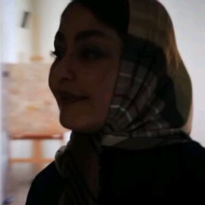Shaghayegh Farahani Instagram - .
شقایق و آذرخش فراهانی بازیگر «مهمانی از کارائیب» شدند/ ویدیوی تست لباس و گریم
.
به گزارش مشاور رسانه‌ای پروژه، #شقایق_فراهانی همراه با برادرش #آذرخش_فراهانی در فیلم سینمایی #مهمانی_از_کارائیب به کارگردانی #بهزاد_فراهانی، سرمایه گذاری امیرخانی و تهیه‌کنندگی #شهرام_گیل_آبادی به ایفای نقش می‌پردازند.
.
«مهمانی از کارائیب» اولین تجربه فراهانی در مقام کارگردانی است که قصه‌ای عاشقانه را روایت می‌کند. فراهانی فیلمنامه این اثر را بر اساس رمان «مهمانی از کارائیب – شبی با کاسترو» به قلم خودش نوشته و حمیدرضا قطبی نیز به عنوان مشاور کارگردان او را همراهی کرده است. 
.
تاکنون رضا بابک، شقایق فراهانی و آذرخش فراهانی مقابل دوربین مرتضی پورصمدی رفته‌اند و بازیگران متعدد دیگری نیز در ادامه کار به جمع هنرمندان این اثر عاشقانه اضافه خواهند شد.
لوکیشن اصلی این فیلم در فضا و موقعیتی مملو از صمیمیت و مهربانی معماری ایرانی است و احساسی عاشقانه را در فضای دیداری ایجاد می‌کند.
.
شهرام متولی‌باشی مدیر صدابرداری، محسن صادقی‌نسب سرپرست گروه کارگردانی، مهدی سهرابی دستیار یک کارگردان و برنامه‌ریز، نوید فرح‌مرزی طراح چهره‌پردازی، مرجان گلزار طراح صحنه و لباس، جواد راهزانی مدیر تولید، رویا بابابیگی منشی صحنه، احسان میقانی مدیر تدارکات، حبیب مجیدی عکاس، مهدی گودرزی فیلمبردار پشت صحنه و مریم قربانی نیا مشاور رسانه‌ای این فیلم هستند.

در خلاصه داستان «مهمانی از کارائیب» آمده است: «خیاطی کارکشته عاشق بانویی شده که همسرش را اعدام كرده‌اند. خياط به دلیل دلبستگی به رفاقت با دوستش، شجاعت بیان این عاشقانگی را ندارد و بانو نیز به دلیل وفاداری به شوی رفته‌اش دهان می‌بندد و دل را لجام می‌زند. این عشق پنهان داستان ناتمام بسیاری از مردان و زنان شرقى است؛ عشق‌هايى كه سرانجامش را باید در فلسفه شرق جست...».

: 
@mehmani_az_caraib
.
@shahramgilabadi
@behzad_farahani_orginal
@babakreza20
@shaghayeghfarahani
@azarakhsh1
@javad_ra