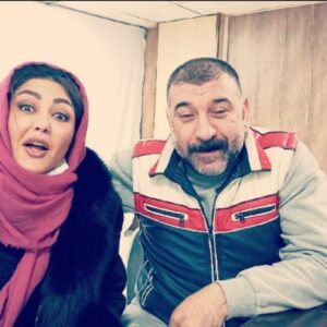 Shaghayegh Farahani Instagram - .
چرا خداحافظی کردن با علی انصاریان سخت‌تر است؟ چون او در تمام صحنه‌هایی که ما با دیگران تجربه کردیم، تفاوت ایجاد کرد. از کلیشه‌ها پیروی نکرد. از ته دل خندید. حرف‌های «قلمبه سلمبه» نزد تا ادای آدم‌های چیز فهم را در بیاورد. به مادرش می‌گفت «ننه» ولی اهل «ننه من غریبم» بازی‌کردن نبود. در دو تیم رقیب بازی کرد، ولی هواداران و تماشاگران را اذیت نکرد و برای ما به زیباترین و ملیح‌ترین حالتی که ممکن بود، «سخن بزرگان» را به مسخره گرفت. «علی» مثل خودش بود. یک آدم «از ته دل» با همه چیز همراه. از آن‌ها که مدت‌هاست جامعه‌ی ایران تربیت نمی‌کند. یکی شبیه «فردین» در فیلم‌های فارسی. «بزن‌بهادری» که آزارش به یک مورچه هم نرسیده است. بچه‌ی با معرفت جنوب شهر که حالا دیگر نه از معرفتش اثری باقی‌مانده و نه از مرامش.  پشت صحنه ایی از  فیلم " قطع فوری " را به اشتراک گذاشتم به رسم یادگار . روحش در آرامش 🙏🖤
 #علی_انصاریان