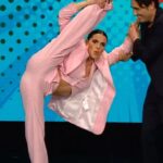 Shaila Gatta Instagram - La challenge di @snapofficial_ è un momento consolidato di questo show! E come sempre, nemmeno questa volta @antoniodausilioofficial &#e @ciro.ceruti hanno accettato la sfida 😂 Secondo voi lunedì ci proveranno? 🔥🤪 #ShailaGatta #elasticgirl #splitchallenge
