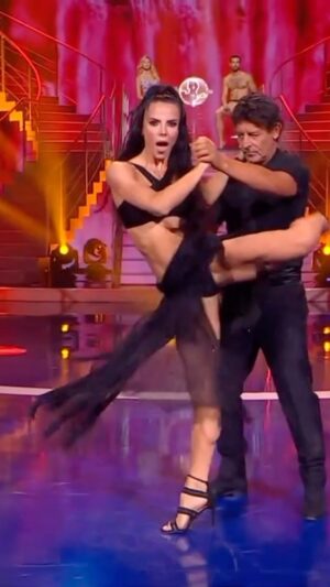Shaila Gatta Instagram - TANGO 🌹 
Con un partner speciale 🫶🏼 @lucalaurentiofficial 

Regia @cenciroby 
Coreografia @salvatoredelloiacolo 

💫♥️