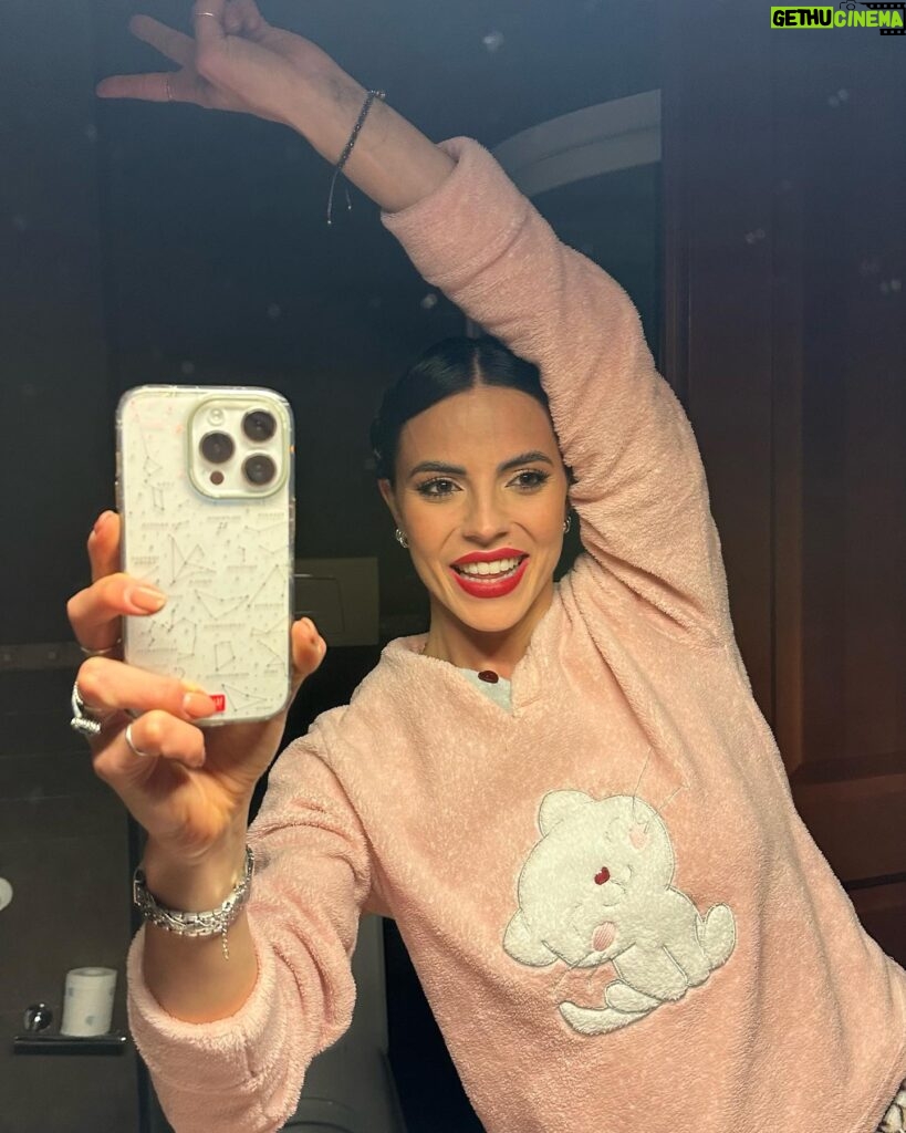 Shaila Gatta Instagram - Selfie carousel 🌸