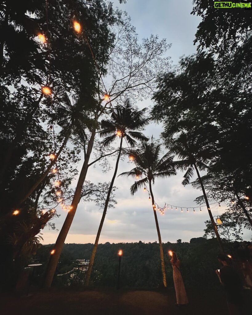 Shaina Magdayao Instagram - Fave place to worship Mr. Sun in Ubud with my faves 🤍☀️ @thesayan_house #UBUD #BALI #inaweasitRisesandSets @sgmtravelstheworld