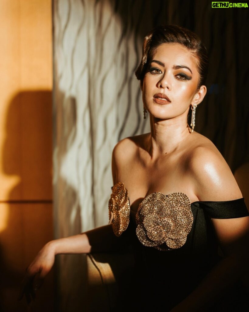 Shaina Magdayao Instagram - Be present… I grasped onto these words ever so tightly throughout the entire evening, to keep me mindful and steady as I savoured each and every moment at the #ABSCBNBall2023 ✨ Sharing last few photos from my Stylist love @adrianneconcept who has always been so hands on (Thank you, Love, for everything) and @metrophotoforbrands before I move on 🥂 Grazie September, you were lovely. I’d love to keep you a little bit longer ….but October is here. 🤍