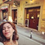 Shaina Magdayao Instagram - Walked for half an hour waited in line for an hour ….to get a taste of @osteria_dellorsa and Bologna’s Tagliatelle al Ragu 🍝 🤤 Oh soooo worth it 🫠 #cardiobeforecarbo 🤭 • • • GRAZIE 🥂 Tote bag @organizedchicas NB sneakers @alistavenue and my ate @missrheatan 🤍