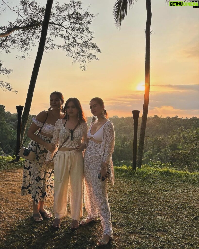 Shaina Magdayao Instagram - Fave place to worship Mr. Sun in Ubud with my faves 🤍☀️ @thesayan_house #UBUD #BALI #inaweasitRisesandSets @sgmtravelstheworld