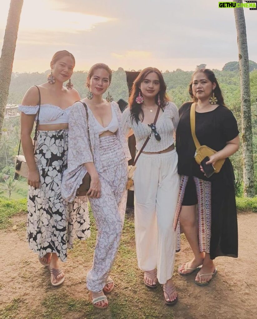 Shaina Magdayao Instagram - Fave place to worship Mr. Sun in Ubud with my faves 🤍☀️ @thesayan_house #UBUD #BALI #inaweasitRisesandSets @sgmtravelstheworld