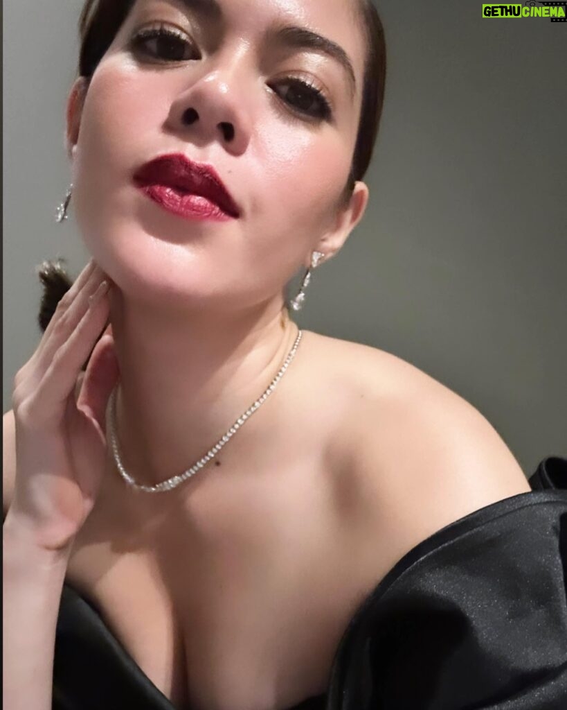 Shaina Magdayao Instagram - This custom @ehrranmontoya my @jmajewelry jewels evoked a sense of romance within me 🇵🇭♥️ Also, I have been crushing on Korean dewy/glass skin lately ✨ HOW?! Ang gaganda ng skin nila dito! 😂 Could it be their weather? Air? Food? 😅 I mean… so grateful I have Dra Aivee/ Dr. Z and my @theaiveeclinic fam for my treatments 🤍 BUT I’m beginning to get so intrigued with Korean beauty products and their luminous skin!!!! Hahaha Who is familiar with their skincare routine? Share please 🫶🏻 • • • Stylist @adrianneconcept Asst Stylist @miss.vince_ Make up @nikimedina Skin @theaiveeclinic Scent @lunas_livingoils Nails @mimsqiu @minmeluxurynails