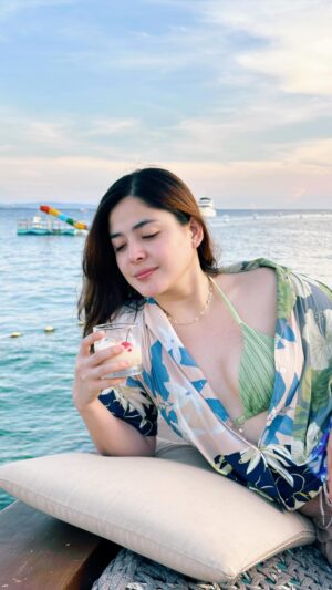 Shaira Diaz Instagram - Sipping on sunsets and good vibes🍹

PS. Gusto ko lang naman magpapicture ng maayos partner @kaloytingcungco bakit may biglang paVO 😅