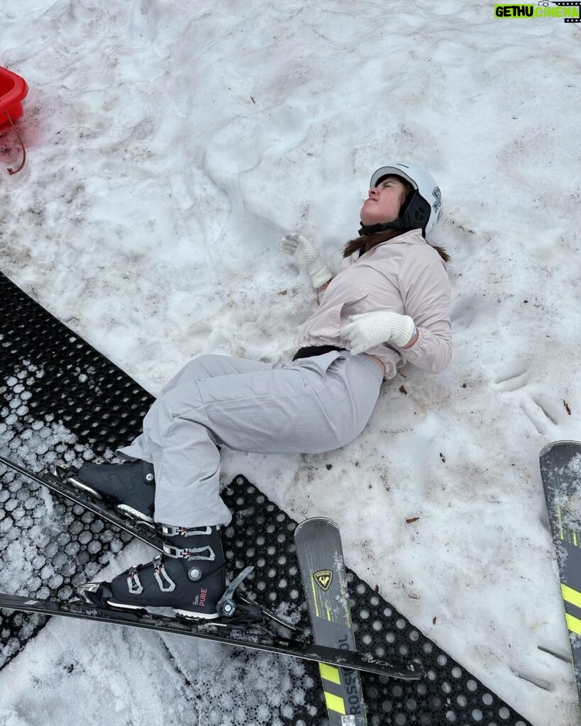 Shaira Diaz Instagram - Man down! Man down! 😂❄️⛷️🎿