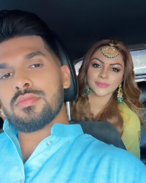 Shalani Tharaka Instagram - So glad that we didn’t forget our selfies among thousands of other photos 📸

swipe➡️for my favourite one out of all 😘

#memories💕  #happilyeverafter