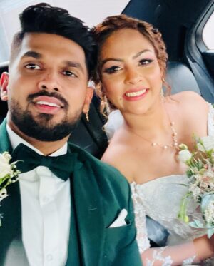 Shalani Tharaka Instagram - So glad that we didn’t forget our selfies among thousands of other photos 📸

swipe➡️for my favourite one out of all 😘

#memories💕  #happilyeverafter