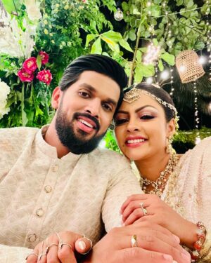 Shalani Tharaka Instagram - So glad that we didn’t forget our selfies among thousands of other photos 📸

swipe➡️for my favourite one out of all 😘

#memories💕  #happilyeverafter