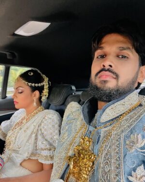 Shalani Tharaka Instagram - So glad that we didn’t forget our selfies among thousands of other photos 📸

swipe➡️for my favourite one out of all 😘

#memories💕  #happilyeverafter