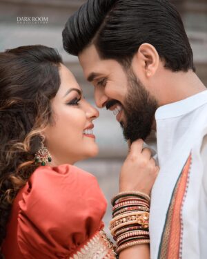 Shalani Tharaka Instagram - Just me & my Manaivi 😘

Our South Indian look 
HMUA | @salonliyo @shimmerbydanushka 
Outfit | @groomsartsl @zeel_sarees 
Photography | @dark_room_official