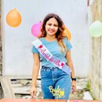Shalani Tharaka Instagram - මාල නෑ වළලු නෑ මේකප් නෑ රන් මුතු මැණික් ඔබ්බවපු සාරි නෑ ගෝල්ඩ් පාට කරපු රේන්ජ් රෝවර් නෑ මල්කුමාරියෝ 100ක් නෑ මහ ලොකු මැන්ෂන් එකක නෙමේ ලොකේ ගරා වැටුනු බිල්ඩිමක දුන්න පලවෙනි Bridal shower එක Thank you අක්ෂි team මේ surprise එක දුන්නේ අක්ෂි දෙවන අදියර රූගත කරද්දි අධ්‍යක්ෂක ශාන් සහ රංගන ශිල්පි කලණ අයියගේ මූලිකත්වයෙන් අනේ මංදා මේ දවස්වල මෙයාලත් මට විහිලු කරනවා 😁