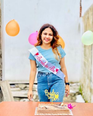 Shalani Tharaka Instagram - මාල නෑ
වළලු නෑ
මේකප් නෑ
රන් මුතු මැණික් ඔබ්බවපු සාරි නෑ
ගෝල්ඩ් පාට කරපු රේන්ජ් රෝවර් නෑ
මල්කුමාරියෝ 100ක් නෑ
මහ ලොකු මැන්ෂන් එකක නෙමේ
ලොකේ ගරා වැටුනු බිල්ඩිමක දුන්න 
පලවෙනි Bridal shower එක

Thank you  අක්ෂි team 

මේ surprise එක දුන්නේ අක්ෂි දෙවන අදියර රූගත කරද්දි අධ්‍යක්ෂක ශාන් සහ රංගන ශිල්පි කලණ අයියගේ මූලිකත්වයෙන් 
අනේ මංදා මේ දවස්වල මෙයාලත් මට විහිලු කරනවා 😁
