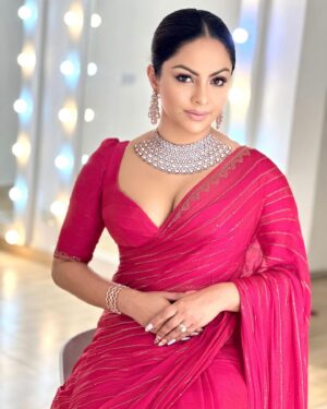 Shalani Tharaka Instagram - 🌺🌺🌺

HMUA @subashabeywickrama 
Saree jacket @nayomawijesinghe 
Jewelry @gitanocollection