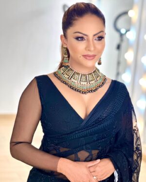 Shalani Tharaka Instagram - 𝕊𝕙𝕖 𝕨𝕖𝕒𝕣𝕤 𝔹𝕝𝕒𝕔𝕜 , 𝕓𝕦𝕥 𝕤𝕙𝕖 𝕙𝕒𝕤 𝕥𝕙𝕖 𝕞𝕠𝕤𝕥 𝕔𝕠𝕝𝕠𝕣𝕗𝕦𝕝 𝕞𝕚𝕟𝕕 🖤

HMUA @subashabeywickrama 
SAREE @shalwarbride 
OUTFIT DESING @nayomawijesinghe 
JEWELRY @gitanocollection