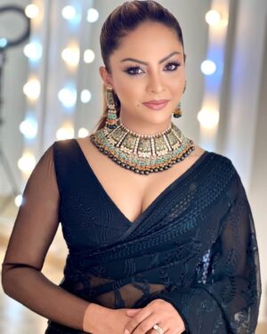 Shalani Tharaka Instagram - 𝕊𝕙𝕖 𝕨𝕖𝕒𝕣𝕤 𝔹𝕝𝕒𝕔𝕜 , 𝕓𝕦𝕥 𝕤𝕙𝕖 𝕙𝕒𝕤 𝕥𝕙𝕖 𝕞𝕠𝕤𝕥 𝕔𝕠𝕝𝕠𝕣𝕗𝕦𝕝 𝕞𝕚𝕟𝕕 🖤

HMUA @subashabeywickrama 
SAREE @shalwarbride 
OUTFIT DESING @nayomawijesinghe 
JEWELRY @gitanocollection