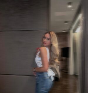 Shania Geiss Instagram - Blurred