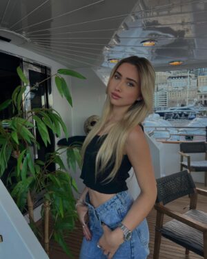 Shania Geiss Instagram - With love💚