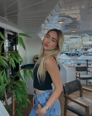 Shania Geiss Instagram - With love💚