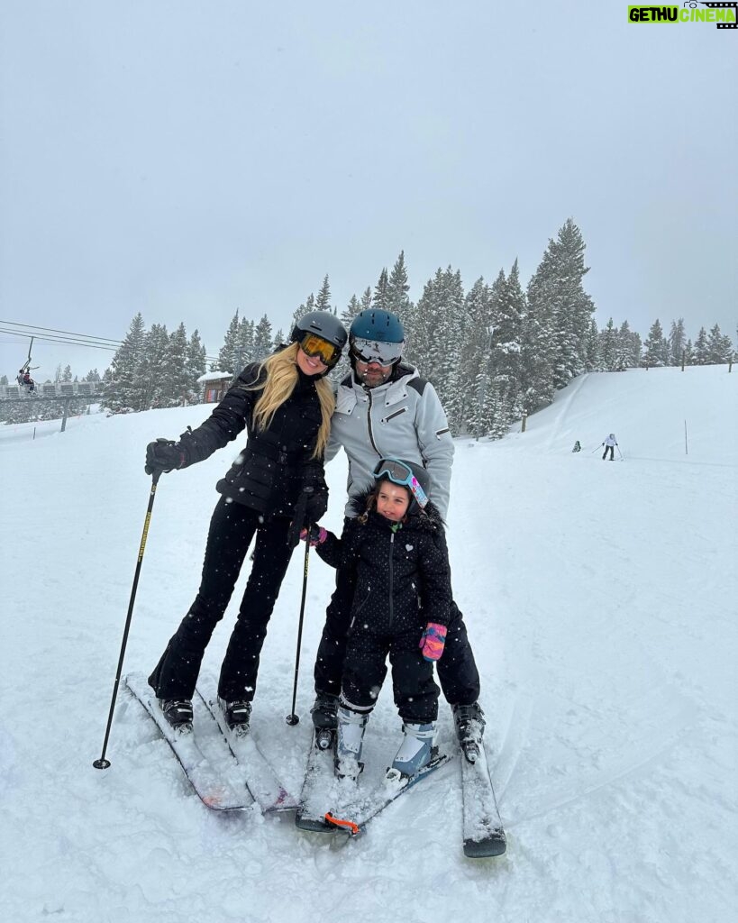Shanik Aspe Instagram - El sueño de papá se hizo realidad! Carlotta con 3 añitos ya está esquiando por primera vez . Recuerdos para el corazón ❤️