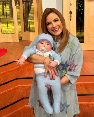 Shanik Aspe Instagram - Gracias @ventaneandouno por invitarnos a partir la rosca y presentar a mi Valentino por primera vez en televisión ❤️ Gracias por todo desde siempre @chapoypati 
los queremos !