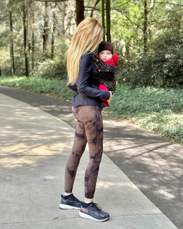 Shanik Aspe Instagram - Les comparto un poco de estos días !!!! 1. Aquí les enseño otra forma de usar un saco negro ❤️ por cierto , les cuento que este look lo usé por primera vez embarazada de Valentino 2. Aquí una toma de cerca ( sigue pendiente el reel ) 3. Creando buenos hábitos ! ❤️ dos litros de agua al día y mis probióticos @floratilmx para lograr ese balance que mi cuerpo necesita 4. Amo tenerlo así de cerquita de mi 🥹 en esta casa somos pro PORTEO 5. Placeres de la vida ! 6. Cuando nos toca trabajar ❤️ #porteo #animalprint #medias #buenoshabitos