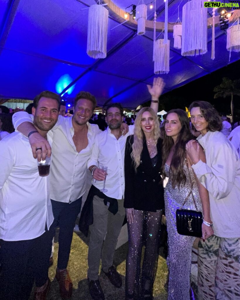 Shanik Aspe Instagram - Despidiendo este 2023 y recibiendo el 2024 en @mayakoba con mi @mauodiardi a un lado y el sol de frente ☀️ literal ☝️😆 y pues para nuestra sorpresa @luismiguel si canto otra , brindo con nosotros y recibimos el año con fuegos artificiales 🎆. Un hermoso cierre de año para celebrar tantas cosas 🙏 Mucho que agradecer ! 🙏 Feliz año para todos ustedes y que Dios los bendiga siempre ! Desliza para ver 👉 #mayakobaexperiences #onlymayakoba