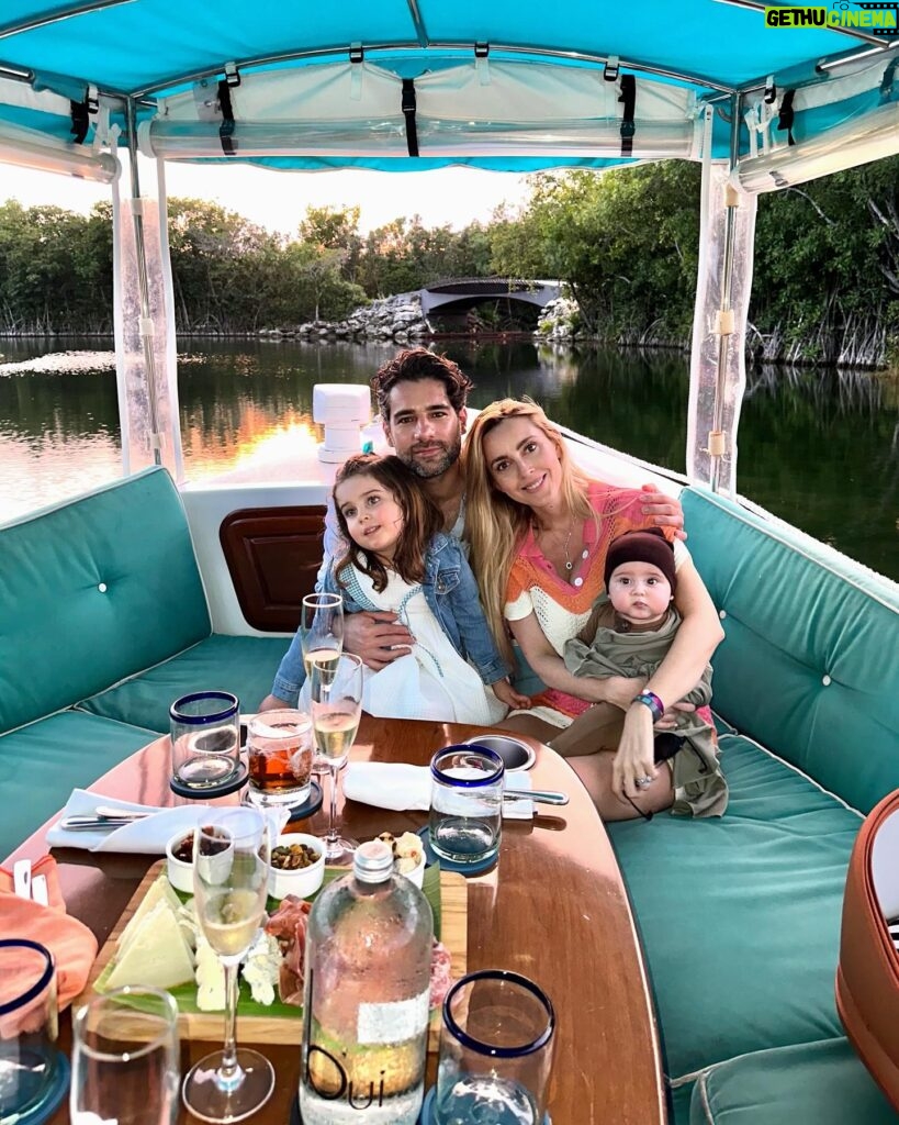 Shanik Aspe Instagram - Gracias Dios por un año más de vida 🙏 Resumen de mi cumpleaños 🎁 🎂 : 1 y 2 .- las mejores mañanitas !!!! Gracias @andazmayakoba.mx . Amo este lugar ! 3.- Mis muchachos 😆❤️! 4.- me encontré una sirena en la playa 🧜‍♀️ 5.- mi último viaje a la playa fue aquí mismo en semana santa 🥹 embarazada de Valentino . Hoy ya lo tengo entre mis brazos 6.- Esta me la tomo mi mau ! Las primeras fotos que me tomaba cuando éramos novios estaban para llorar 🫠 siempre salía la mitad de mi cuerpo o solo mi cabeza y así … ahora ya es mi fotógrafo 😆👌 7.- Primer viaje de Valentino en avión , estuvo mortal el caos en el aeropuerto pero el se portó muy bien ( de ida 😂🤔) 8.- casi siempre me toca viajar en mi cumpleaños , en esta ocasión este fue el pastel improvisado que me dio Mau en el aeropuerto ❤️😆. 9.- aunque festejaos un día después valió la pena la espera . Un cumpleaños inolvidable , literal #onlyinmayakoba . @mayakoba te amoooo !