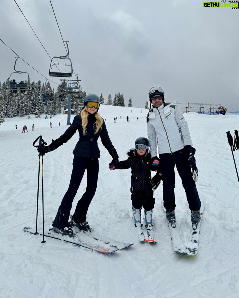 Shanik Aspe Instagram - El sueño de papá se hizo realidad! Carlotta con 3 añitos ya está esquiando por primera vez . Recuerdos para el corazón ❤️