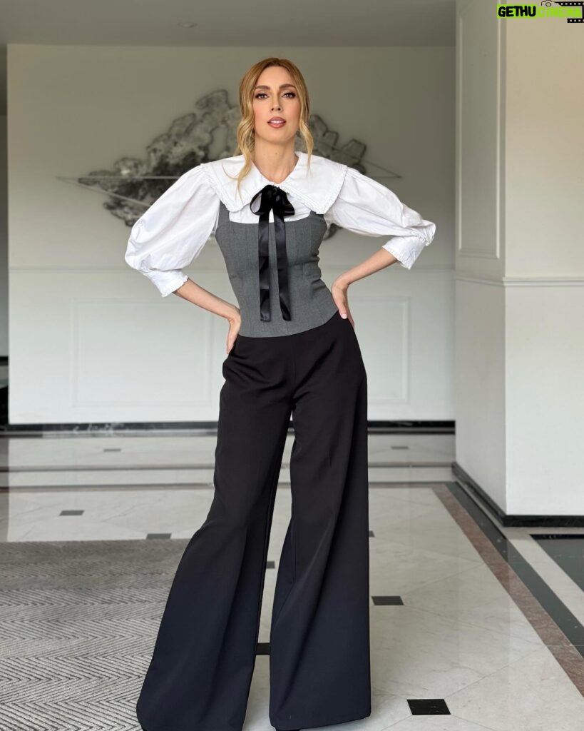 Shanik Aspe Instagram - En mi último reel compartí como arme estos 3 looks en gris con una misma prenda “top estilo corset “ por si quieres algunas ideas ❤️. Cuál te gusta más 1, 2 o 3 🤔?