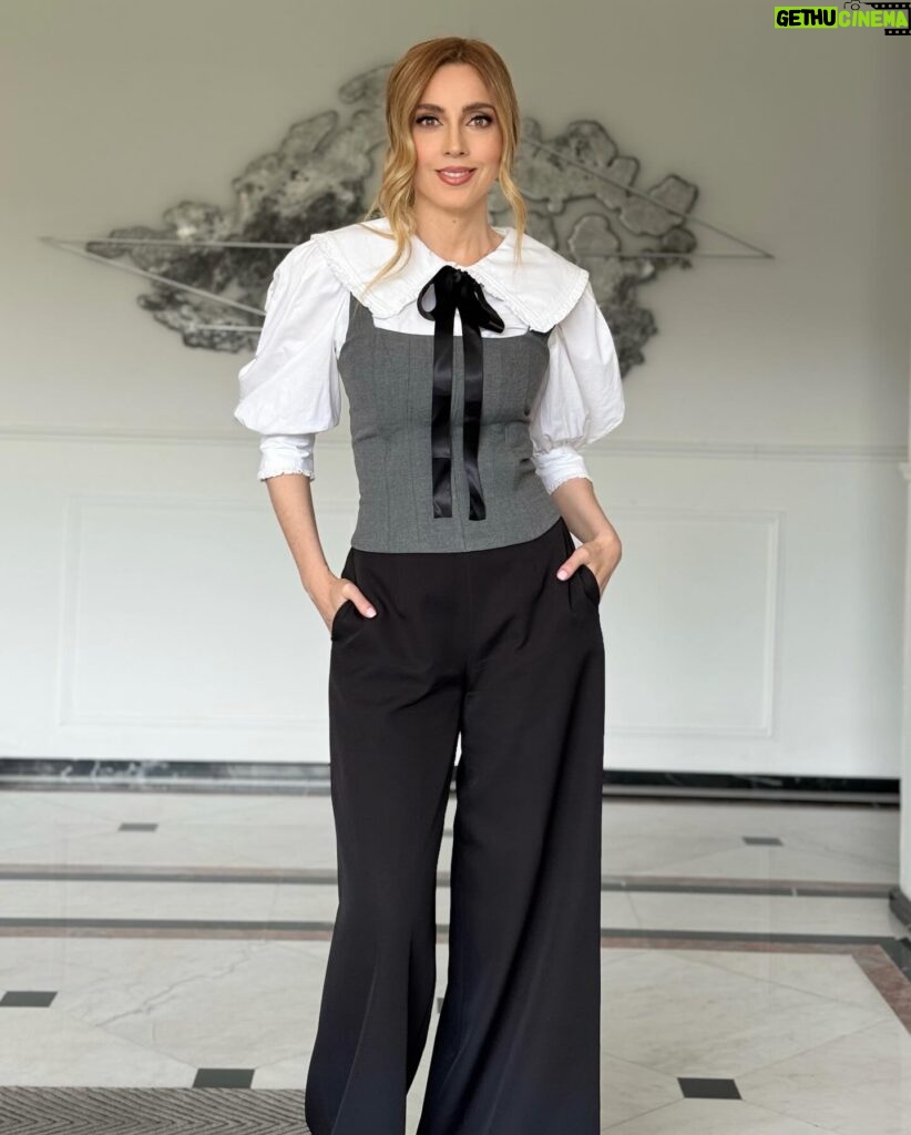 Shanik Aspe Instagram - En mi último reel compartí como arme estos 3 looks en gris con una misma prenda “top estilo corset “ por si quieres algunas ideas ❤️. Cuál te gusta más 1, 2 o 3 🤔?