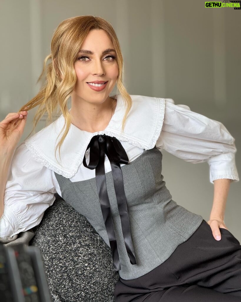 Shanik Aspe Instagram - En mi último reel compartí como arme estos 3 looks en gris con una misma prenda “top estilo corset “ por si quieres algunas ideas ❤️. Cuál te gusta más 1, 2 o 3 🤔?