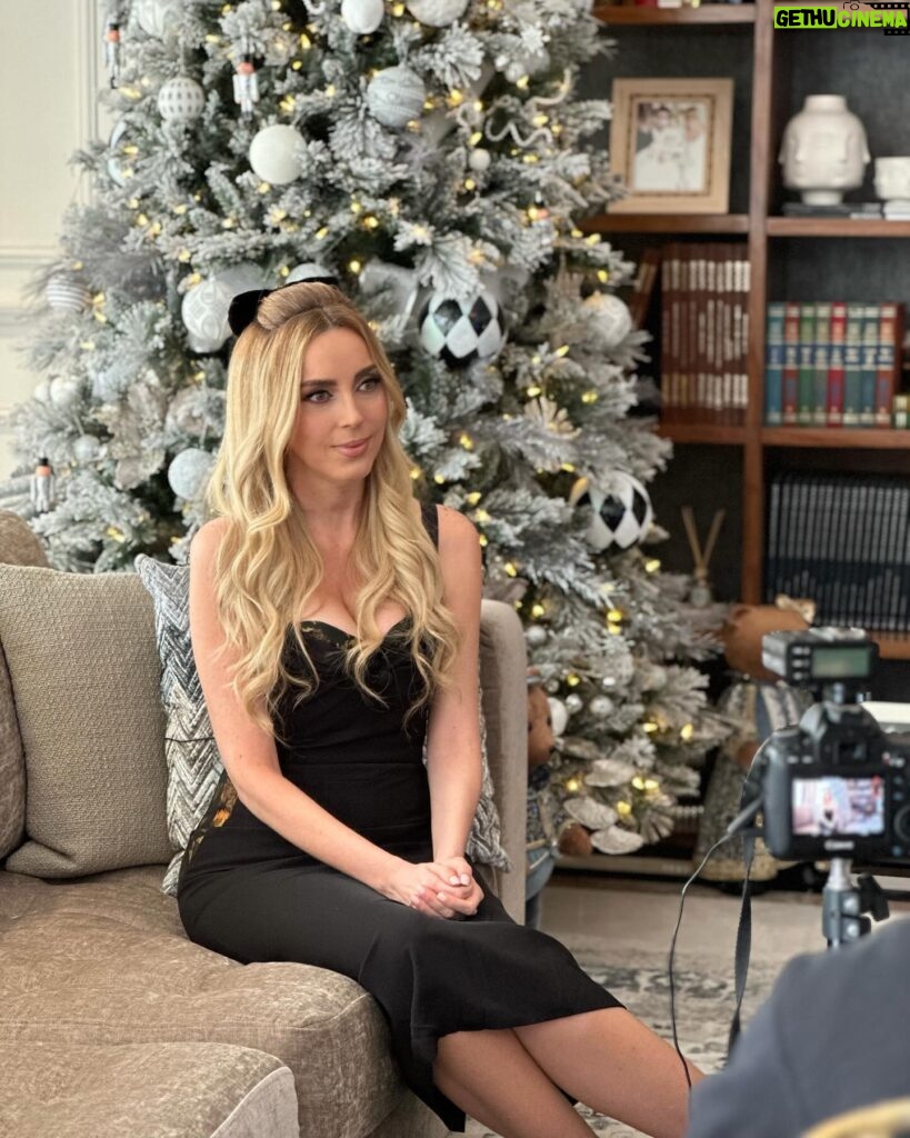 Shanik Aspe Instagram - Diciembre es el mes más especial del año para mi por muchas razones y en esta plática con @revistaclase les contaré a detalle los motivos . Practicamente hablamos de todo ! ❤️ si quieren ver la entrevista la encuentran en mis historias y en la cuenta oficial de clase y en su canal de YouTube Maquillaje @ilceporrasmakeup Peinado @normadiazhair Revista @revistaclase @getagencia