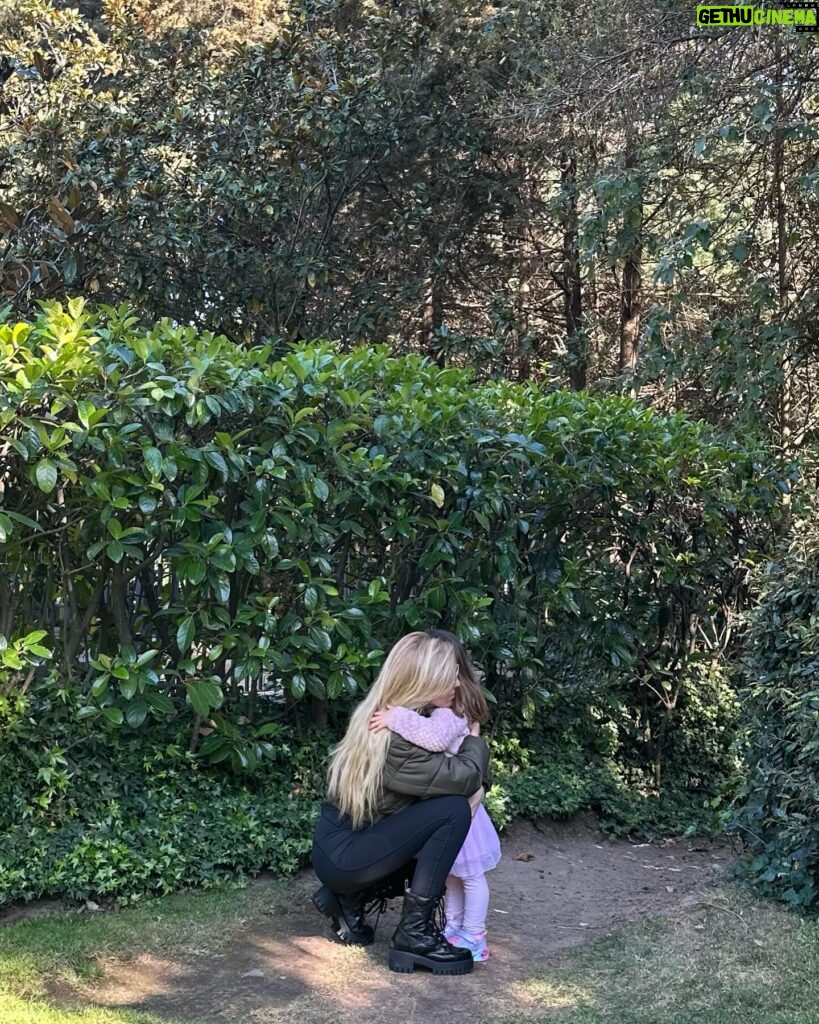 Shanik Aspe Instagram - Un poco de estos días ! 1.- Carlotta y yo seguimos disfrutando mucho vestirnos iguales ❤️ 2.- Valentino ama tanto el aguacate que tenía que disfrazarlo así 😆🥑☝️ 3.- lo que llevo en mi bolsa últimamente : Maquillaje , perfume ( cambio de olor dependiendo del mood )☝️ , cartera , chupón , lentes de sol y obvio mi @floratilmx que no saben cómo me ayudó estos días que los niños se enfermaron de la panza . literal vi el cambio desde el primer día que lo tomaron 👌 ahora será consumo obligatorio para todos en mi casa . 4.- mis hombres !! 🤩😎 5.- chocolate my love 🙈 alguien mas comparte este gusto conmigo ? 6.- 7 meses y contando 🥹 si, si ya lo dije mil veces pero de verdad crecen muy rápido ! 7.- viviendo en gratitud 🙏 y tú ya enumeraste tus bendiciones este día? 8.- abrazos que llenan mi alma 9.- yo 😆 ❤️