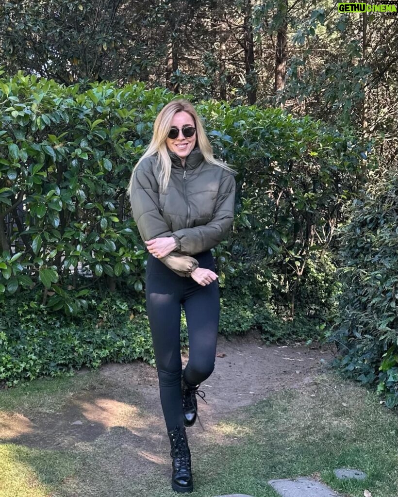 Shanik Aspe Instagram - Un poco de estos días ! 1.- Carlotta y yo seguimos disfrutando mucho vestirnos iguales ❤️ 2.- Valentino ama tanto el aguacate que tenía que disfrazarlo así 😆🥑☝️ 3.- lo que llevo en mi bolsa últimamente : Maquillaje , perfume ( cambio de olor dependiendo del mood )☝️ , cartera , chupón , lentes de sol y obvio mi @floratilmx que no saben cómo me ayudó estos días que los niños se enfermaron de la panza . literal vi el cambio desde el primer día que lo tomaron 👌 ahora será consumo obligatorio para todos en mi casa . 4.- mis hombres !! 🤩😎 5.- chocolate my love 🙈 alguien mas comparte este gusto conmigo ? 6.- 7 meses y contando 🥹 si, si ya lo dije mil veces pero de verdad crecen muy rápido ! 7.- viviendo en gratitud 🙏 y tú ya enumeraste tus bendiciones este día? 8.- abrazos que llenan mi alma 9.- yo 😆 ❤️