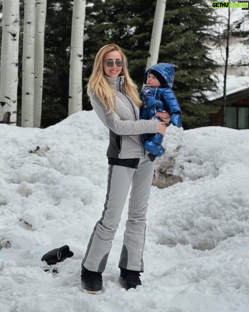 Shanik Aspe Instagram - Mi mamá siempre me dice : Shanik cuídate, porque te vas a necesitar ! En este viaje en especial sus palabras hicieron eco en mi . Hoy que tengo a mi esposo y a mis dos hijos se que no solo yo me voy a necesitar sana , ellos también me necesitan bien para podernos disfrutar al máximo . Todos los días podemos hacer algo bueno por nosotros mismos . Tomar probióticos ( @floratilmx me encanta porque son probióticos de origen natural que me ayudan a mantener el equilibrio de mi organismo ) hacer ejercicio con más frecuencia ( por lo menos 3 veces a la semana ) , comer saludable , tomar agua y hacernos un check up de manera periódica son pequeños detalles que sin duda hacen la diferencia. Cómo le dije a Carlotta mientras jugábamos en estas vacaciones ; la vida es como está nieve , si la disfrutas o no de cualquier forma se va a derretir , tú eliges ❤️ pero vale la pena aprovechar hasta el último copo de Nieve ❄️