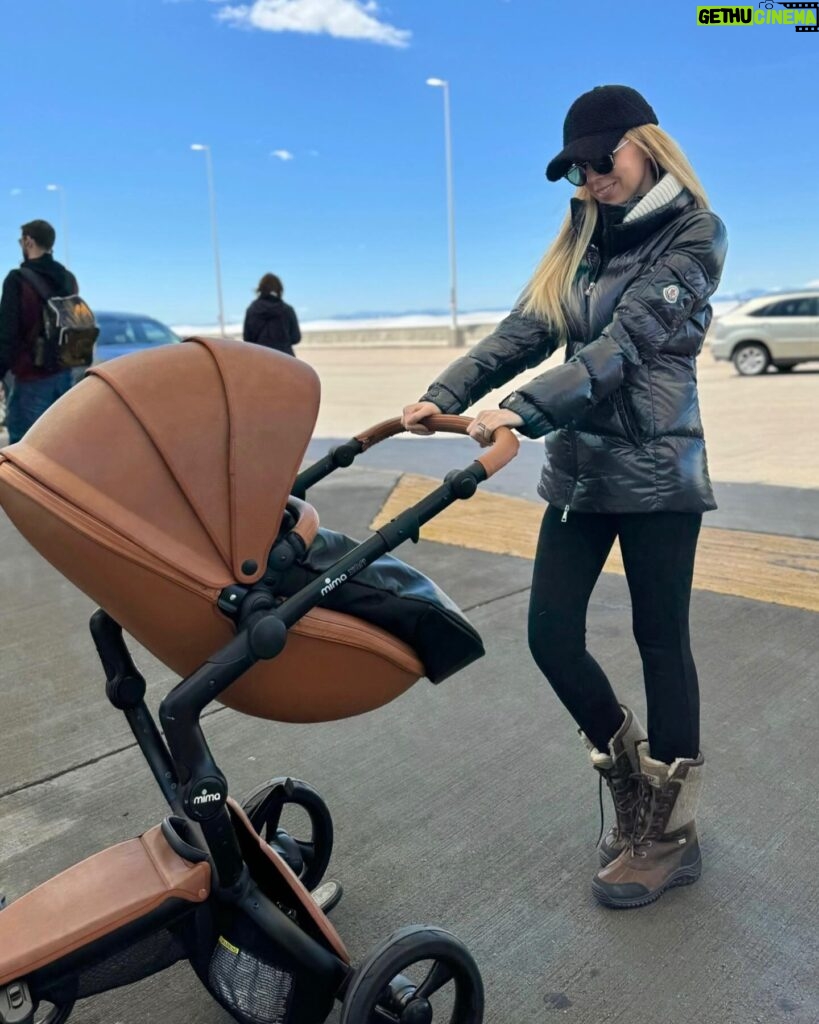 Shanik Aspe Instagram - Mi mamá siempre me dice : Shanik cuídate, porque te vas a necesitar ! En este viaje en especial sus palabras hicieron eco en mi . Hoy que tengo a mi esposo y a mis dos hijos se que no solo yo me voy a necesitar sana , ellos también me necesitan bien para podernos disfrutar al máximo . Todos los días podemos hacer algo bueno por nosotros mismos . Tomar probióticos ( @floratilmx me encanta porque son probióticos de origen natural que me ayudan a mantener el equilibrio de mi organismo ) hacer ejercicio con más frecuencia ( por lo menos 3 veces a la semana ) , comer saludable , tomar agua y hacernos un check up de manera periódica son pequeños detalles que sin duda hacen la diferencia. Cómo le dije a Carlotta mientras jugábamos en estas vacaciones ; la vida es como está nieve , si la disfrutas o no de cualquier forma se va a derretir , tú eliges ❤️ pero vale la pena aprovechar hasta el último copo de Nieve ❄️