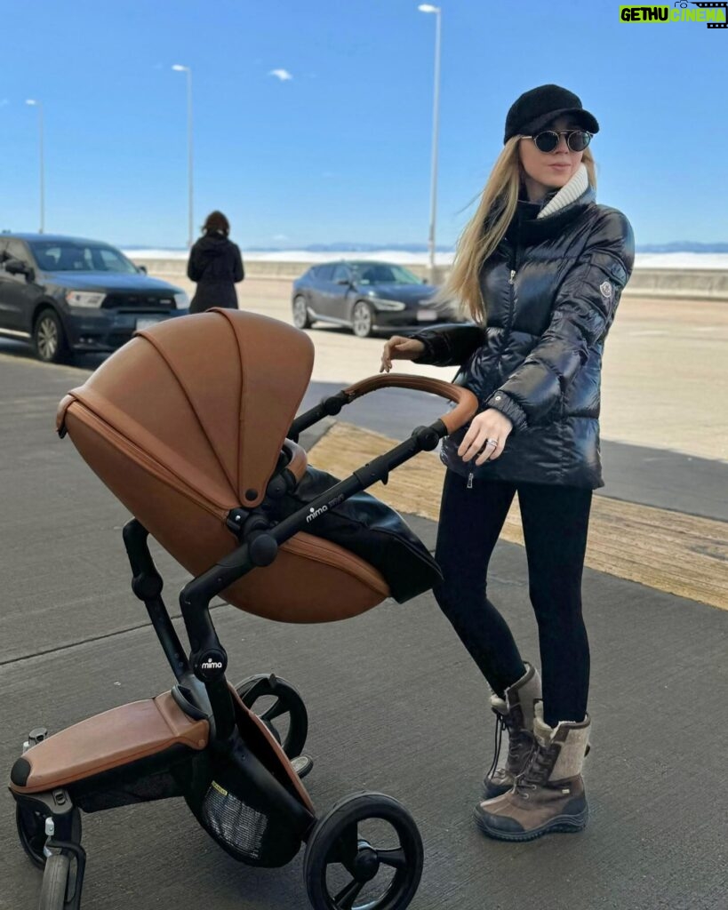 Shanik Aspe Instagram - Mi mamá siempre me dice : Shanik cuídate, porque te vas a necesitar ! En este viaje en especial sus palabras hicieron eco en mi . Hoy que tengo a mi esposo y a mis dos hijos se que no solo yo me voy a necesitar sana , ellos también me necesitan bien para podernos disfrutar al máximo . Todos los días podemos hacer algo bueno por nosotros mismos . Tomar probióticos ( @floratilmx me encanta porque son probióticos de origen natural que me ayudan a mantener el equilibrio de mi organismo ) hacer ejercicio con más frecuencia ( por lo menos 3 veces a la semana ) , comer saludable , tomar agua y hacernos un check up de manera periódica son pequeños detalles que sin duda hacen la diferencia. Cómo le dije a Carlotta mientras jugábamos en estas vacaciones ; la vida es como está nieve , si la disfrutas o no de cualquier forma se va a derretir , tú eliges ❤️ pero vale la pena aprovechar hasta el último copo de Nieve ❄️